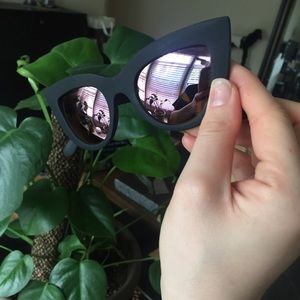 QUAY KITTI SUNGLASSES(BLACK W/ PINK REFLECTION)